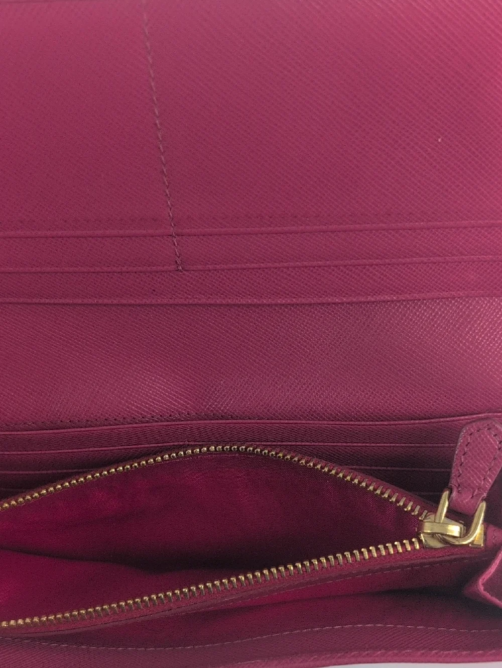 Prada Saffiano Wallet In Great Condition !